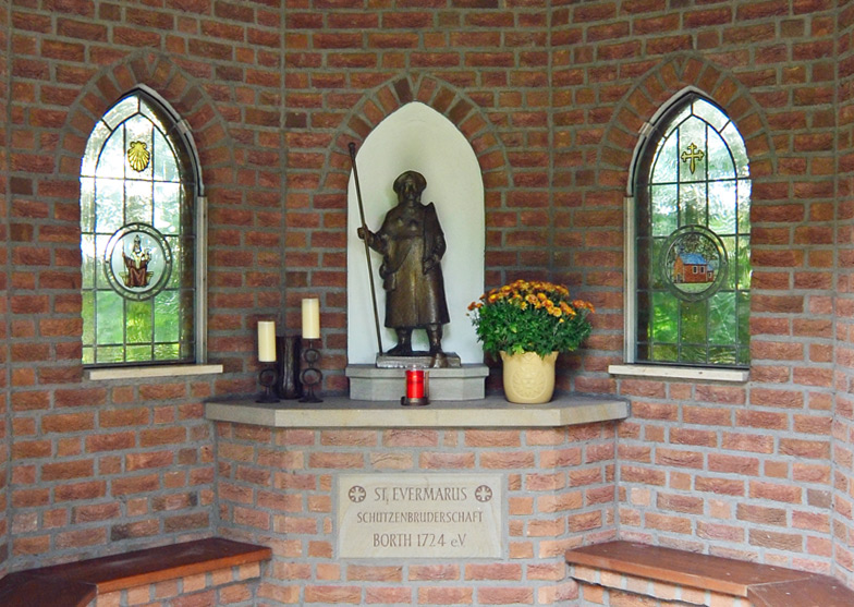 Innenanischt des Heiligenhäuschens mit Altar und Fenstern