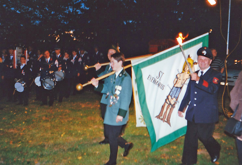 Fahnen der Bruderschaft, Tambourcorps und Feuerwehr auf der Wiese am Heiligenhäuschen