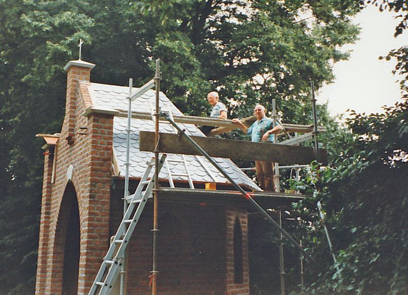 Die Dachdecker Manfred Ballmann und Theo Nieskens bei der Arbeit