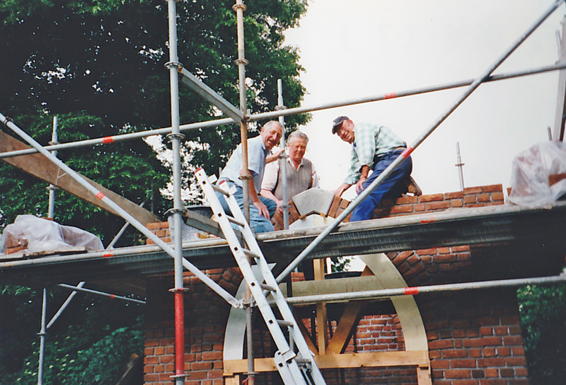 Einsetzen des Ecksteins mit der Jahreszahl 1999