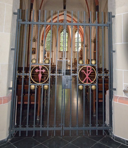 Gitter mit Jakobsmuscheln in der alten Kirche