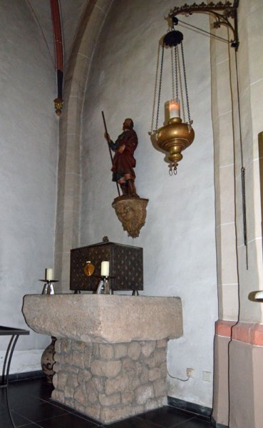 Seitenaltar in der alten Kirche