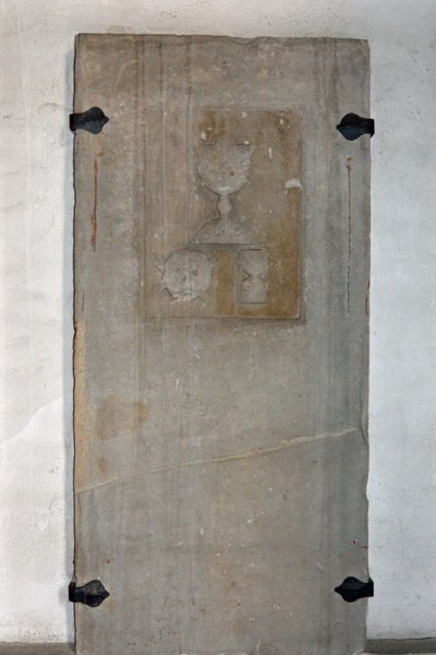 Grabplatte in der alten Kirche